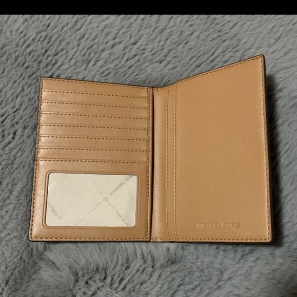 Michael Kors passeport wallet - Picture 3 of 3